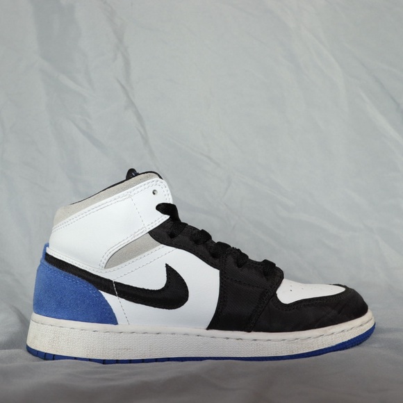 Jordan 1 Mid SE GS ‘Royal Black Toe’ - Size 4.5 - Picture 4 of 5